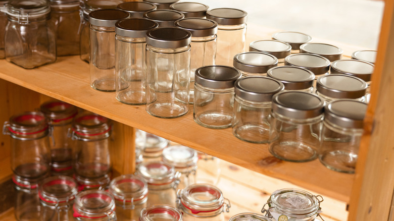 Cận cảnh lọ thủy tinh rỗng trên kệ