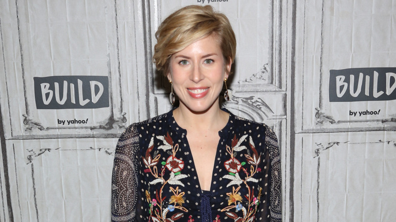 Erin Napier của HGTV "Quê hương" mặc áo thêu màu đen tại một sự kiện