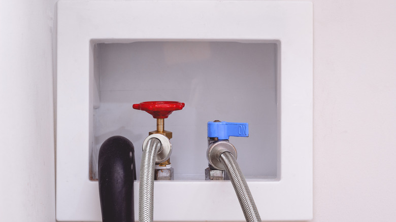 Một móc treo máy giặt trên tường