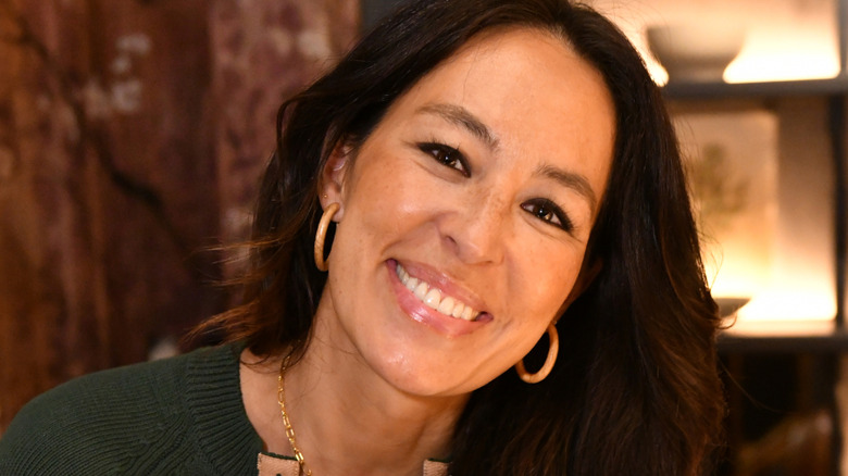 Chân dung Joanna Gaines trong ánh sáng rực rỡ ấm áp