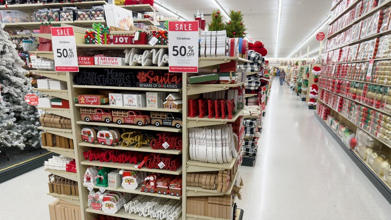 lối đi trang trí Giáng sinh và biển hiệu bán hàng tại cửa hàng Hobby Lobby