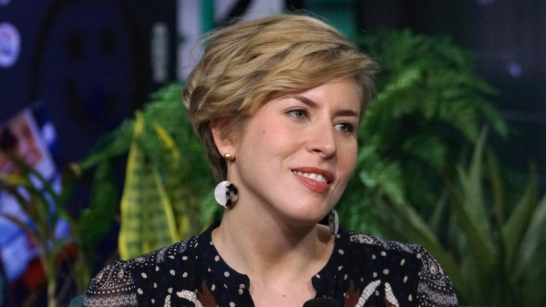 Erin Napier phỏng vấn trước cây xanh