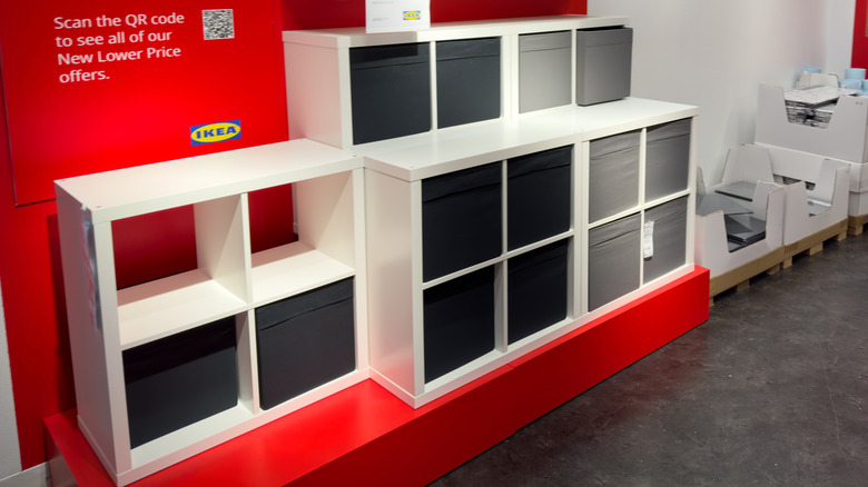 Các đơn vị IKEA Kallax 2x2 màu trắng trong cửa hàng