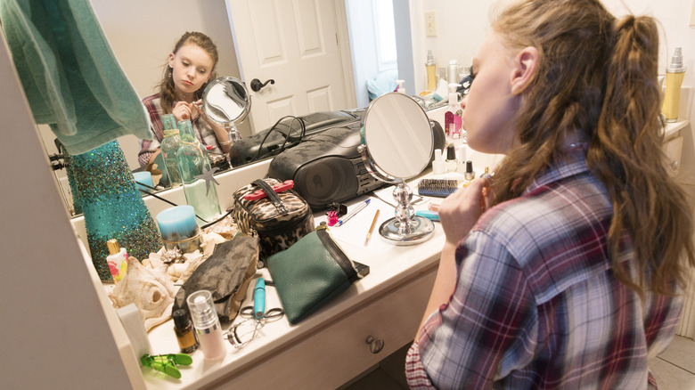 người đứng trước quầy lộn xộn