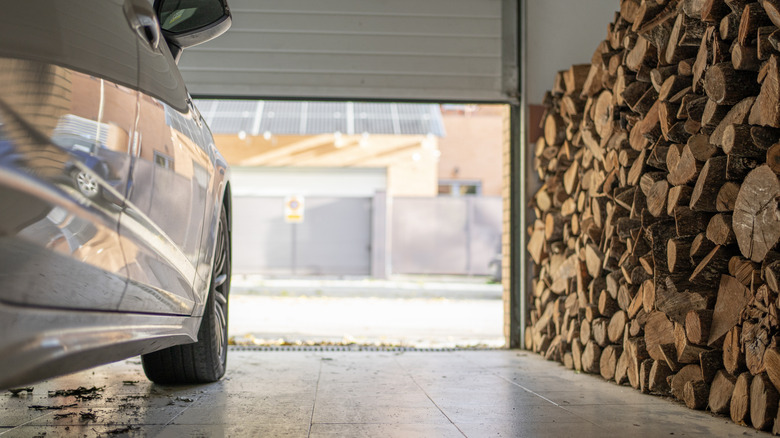 Sàn gara đầy bụi bẩn vào mùa đông cạnh củi