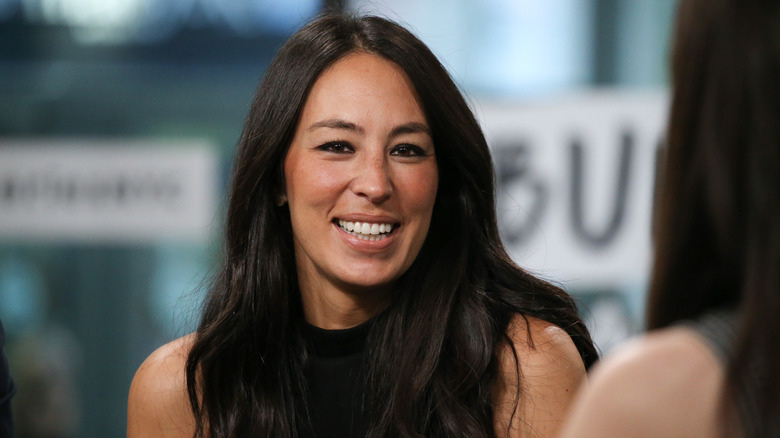 Joanna Gaines mỉm cười trong một cuộc phỏng vấn