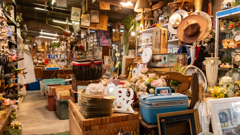 Một cửa hàng tiết kiệm có nhiều loại hàng hóa