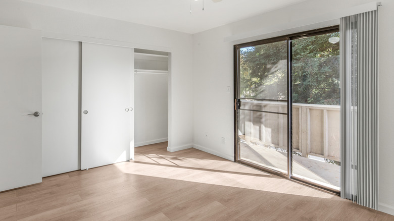 ánh sáng đi vào qua cửa kính trượt