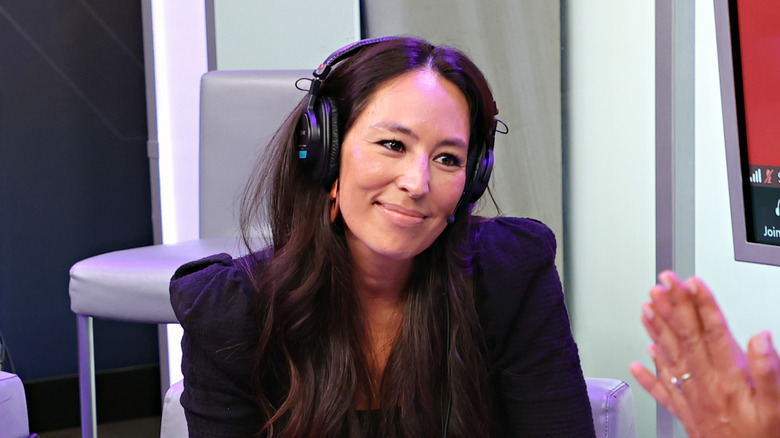 Cận cảnh Joanna Gaines đeo tai nghe