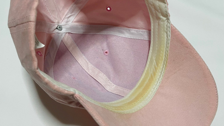 Mũ bóng chày màu hồng có vết mồ hôi rõ dưới vành