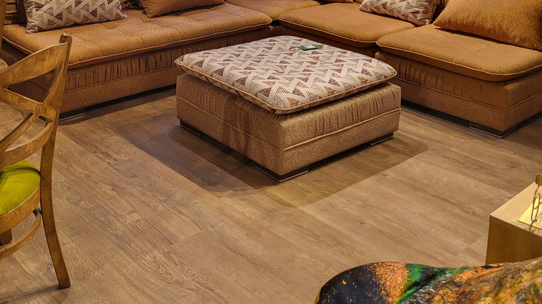 Một chiếc ghế dài có đệm rộng rãi và thoải mái