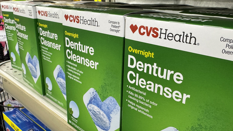 Các thẻ làm sạch răng giả được trưng bày trên kệ của cửa hàng.