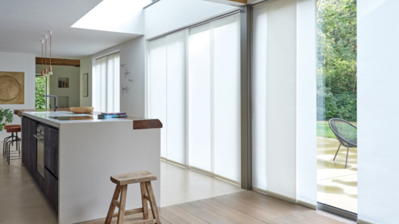 rèm panel trong không gian nhà bếp