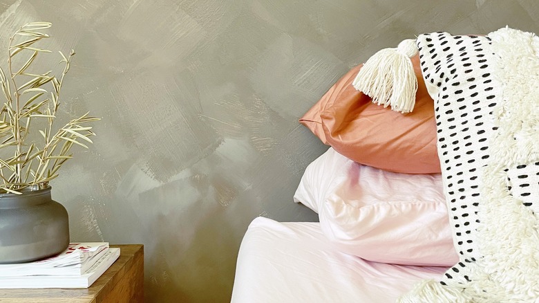 Cận cảnh phòng ngủ với tường quét vôi