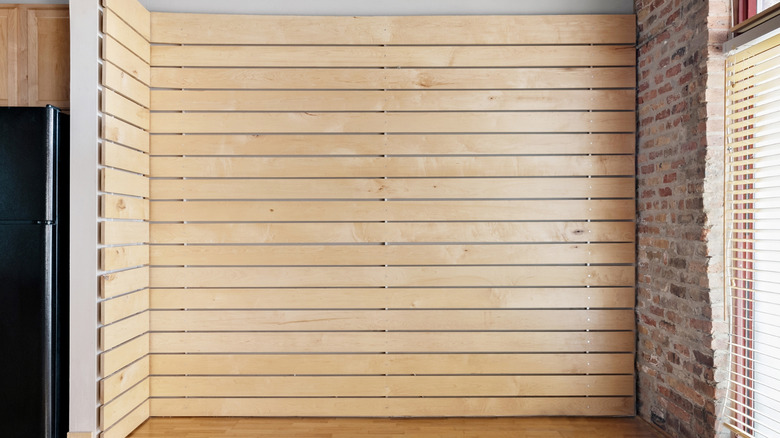 Bức tường tạo điểm nhấn bằng gỗ sồi