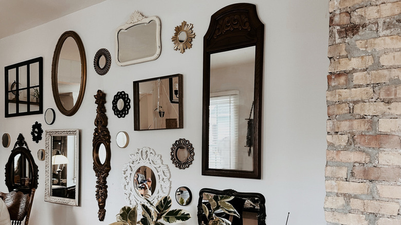 Bức tường trưng bày gương đóng khung trong một ngôi nhà bằng gạch