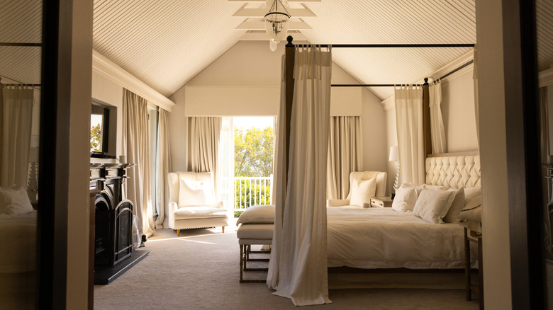 Phòng ngủ hiện đại với giường có màn trang trí