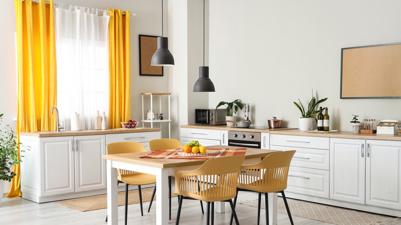 rèm cửa màu vàng và trắng ở cửa sổ nhà bếp