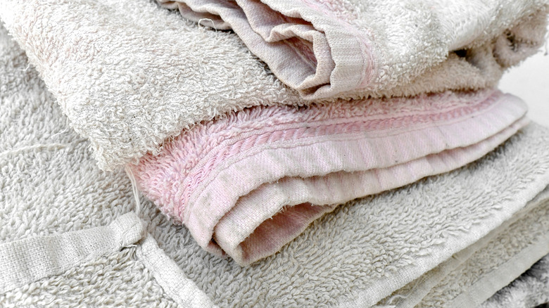 Những chiếc khăn gấp cũ