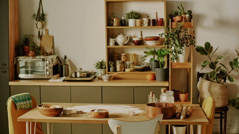 căn bếp nhỏ bừa bộn với hầu hết các bề mặt được bao phủ trong bếp và dụng cụ làm bánh