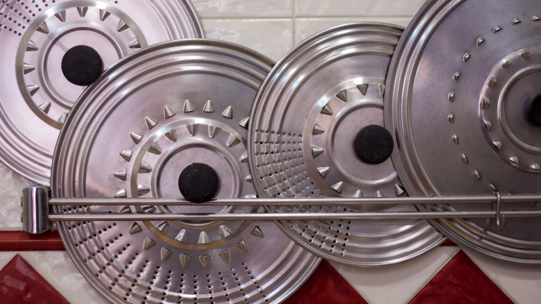 Nắp nồi thép mộc mạc trong nhà bếp