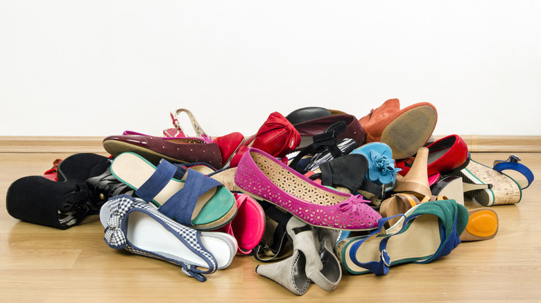 Một đống giày đầy màu sắc