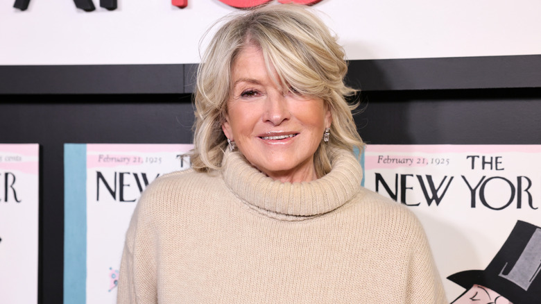 Martha Stewart mỉm cười khi chụp ảnh khi mặc áo len màu be