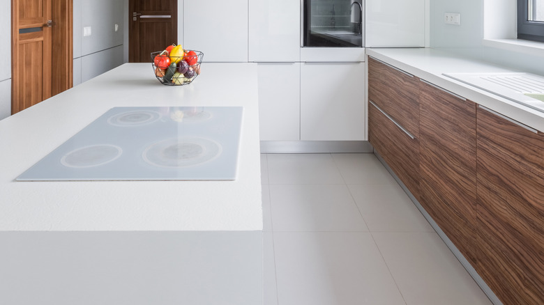 Một căn bếp tối giản, hiện đại, kiểu dáng đẹp với toàn màu trắng với một số tủ gỗ