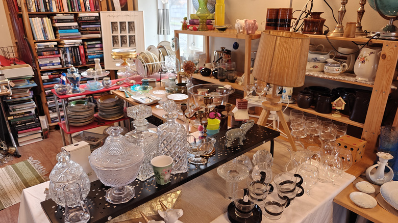 Cửa hàng tiết kiệm đầy những món đồ cổ điển