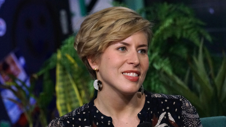 cận cảnh Erin Napier đang mỉm cười