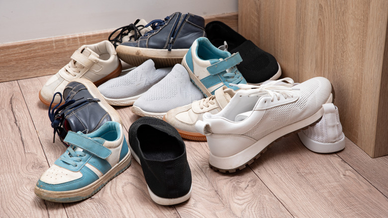 Đống giày trẻ em vương vãi trên sàn