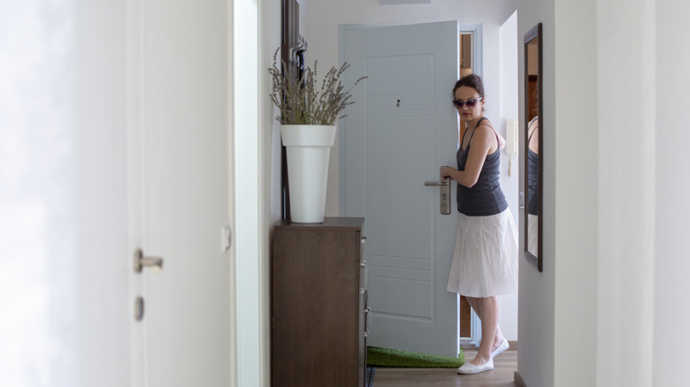 Người đi qua cửa trước