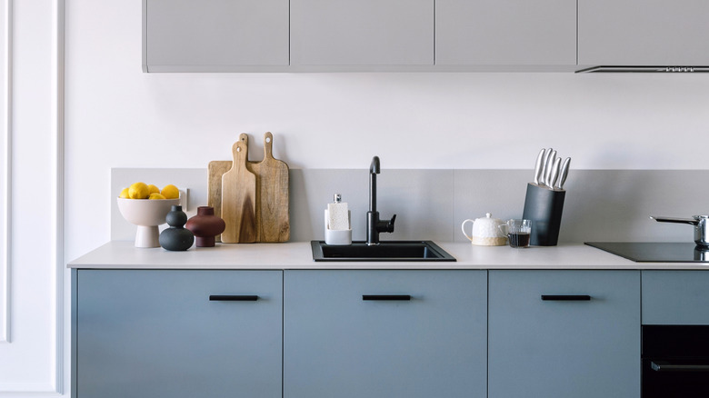 khu vực bồn rửa nhà bếp hiện đại với khối đựng dao