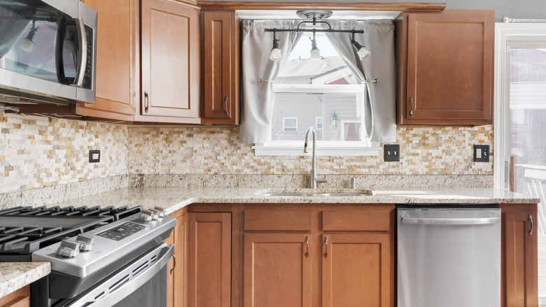 Nhà bếp với tủ màu nâu lỗi thời