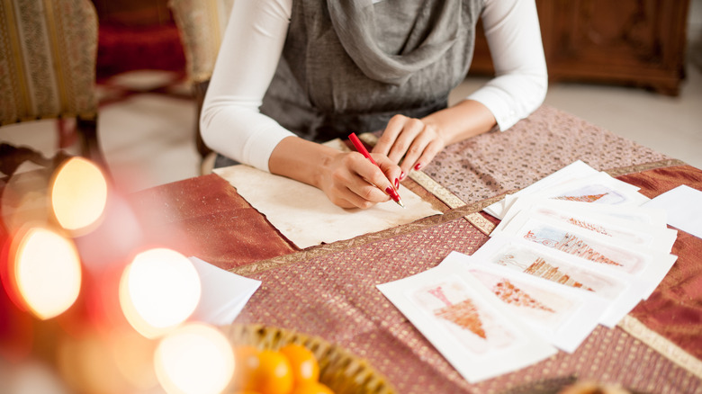 một người phụ nữ viết thiệp Giáng sinh