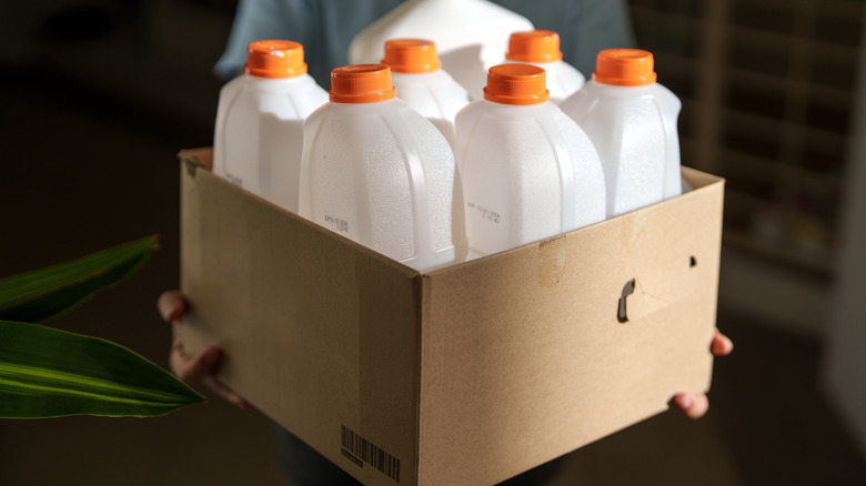 người cầm bình sữa rỗng