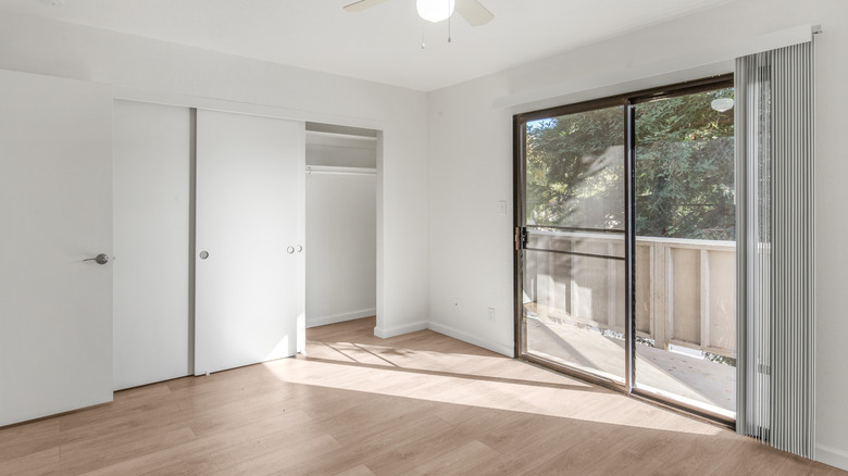 cửa kính trượt có rèm