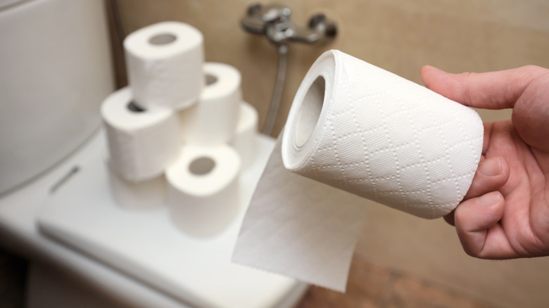 tay cầm cuộn giấy vệ sinh