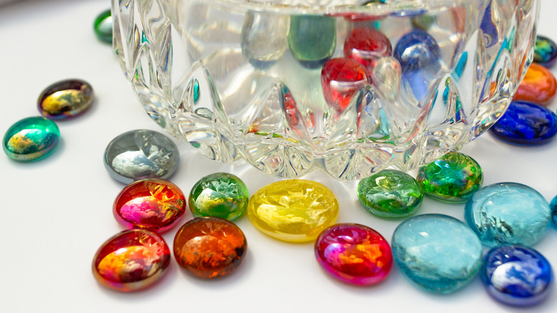 một loại đá quý thủy tinh màu trên một đĩa thủy tinh