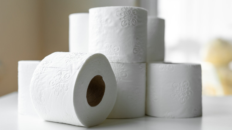 Chồng giấy vệ sinh trên quầy màu trắng