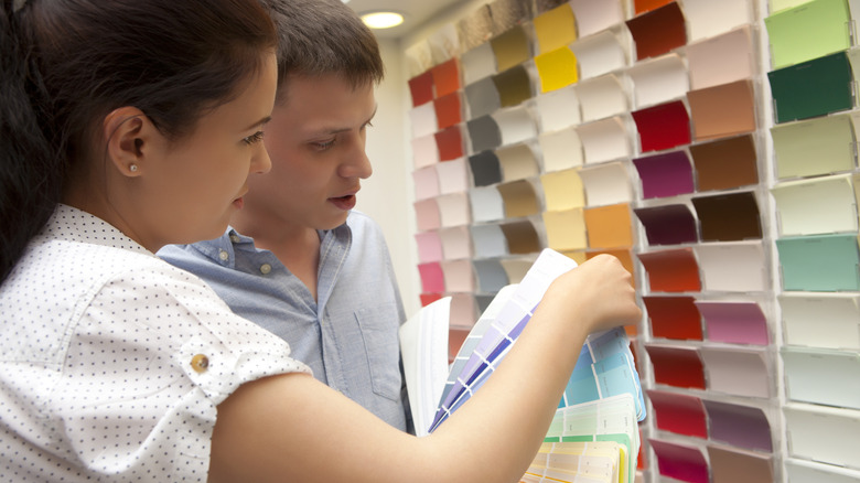 Một cặp đôi cùng nhau nhìn những mảng màu sơn