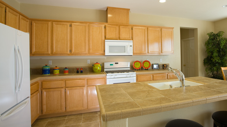 Nhà bếp với tủ gỗ sồi và tường màu be