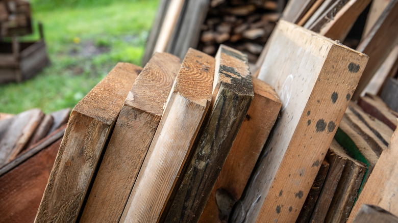 Gỗ vụn nghiêng ra ngoài