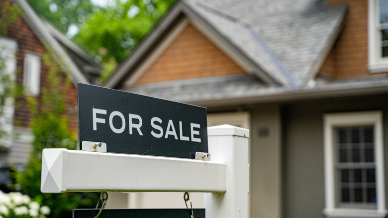 Ngôi nhà có biển hiệu Cần bán