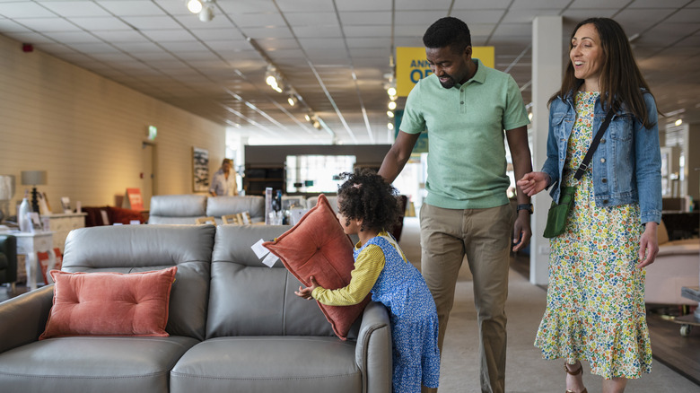 mọi người đi mua ghế sofa