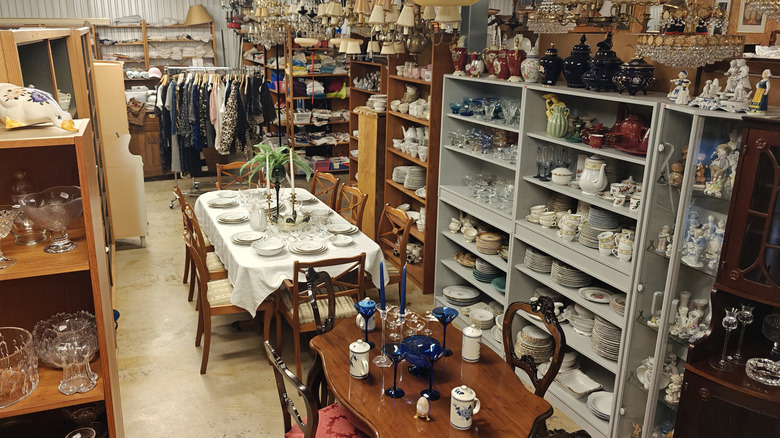 Cửa hàng tiết kiệm đầy những món đồ cổ điển