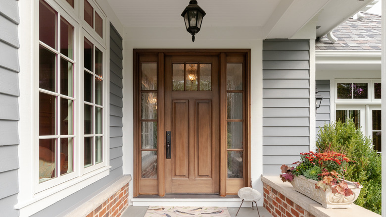 cửa trước không có đồ trang trí