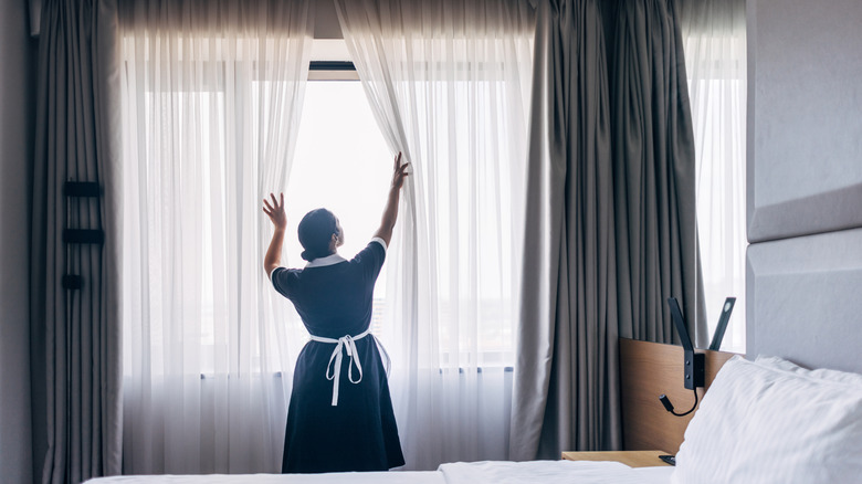 Rèm treo cao trên tường