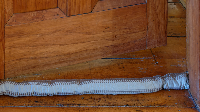 Nút chặn vải cuộn cạnh cửa