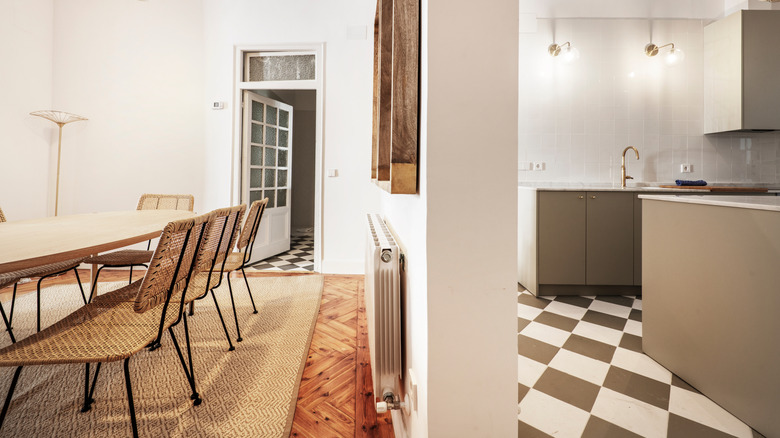 Phòng ăn và bếp được ngăn cách bằng một bức tường